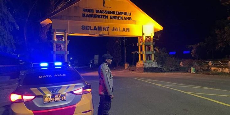 Cegah Tindak Kriminalitas, Polsek Enrekang Aktif Laksanakan Patroli Blue Light pada malam hari