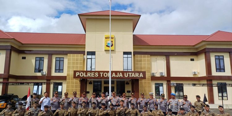 Bentuk Jati Diri Personel, Kapolres Toraja Utara Pimpin Upacara Tradisi Pembaretan 22 Bintara Remaja