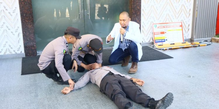 Seksi Dokkes Polrestabes Makassar Latih Penanganan Awal Korban Kecelakaan Lewat Simulasi Langsung