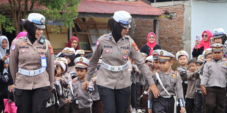 Jangan Ngebut Ayah, Nanti Dicubit! Pesan Lucu Anak TK Saat Belajar di Polres Luwu