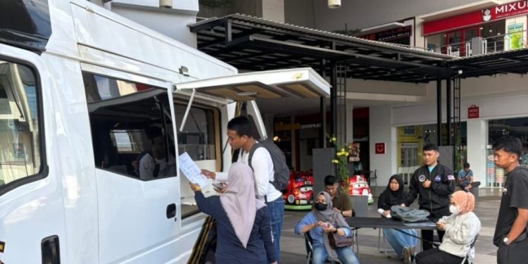 Mobil SKCK Keliling Layani Warga Makassar di Makassar Town Square