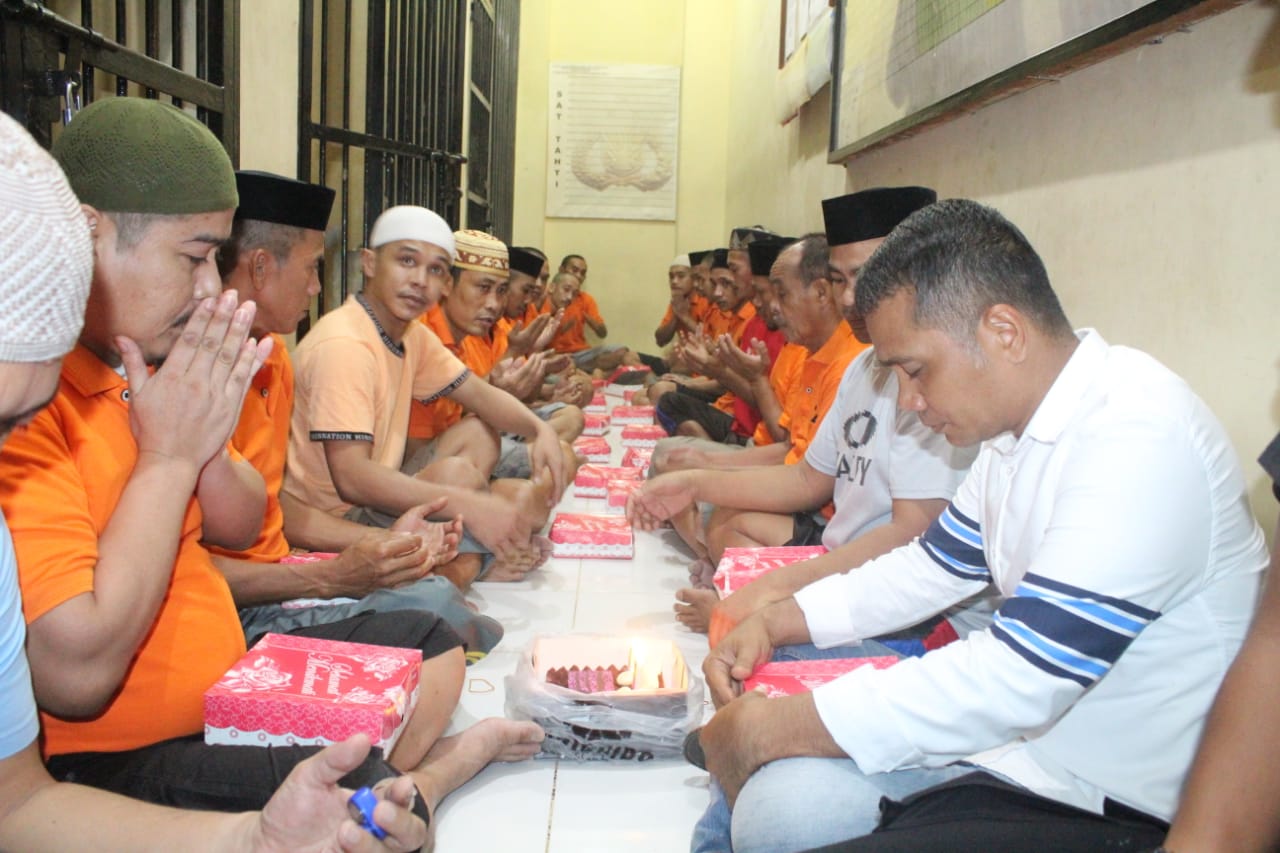 Berulang Tahun, Kapolres Gowa Ajak Tahanan Makan Bersama di Sel