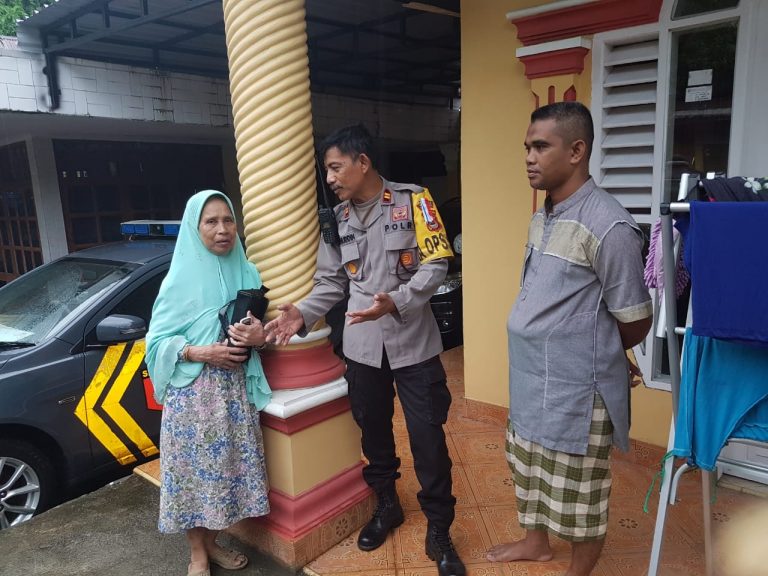 Disinyalir Tersesat Ditengah Arus Balik, Seorang Nenek di Pangkep Diantar Pulang Kapolsek Mandalle