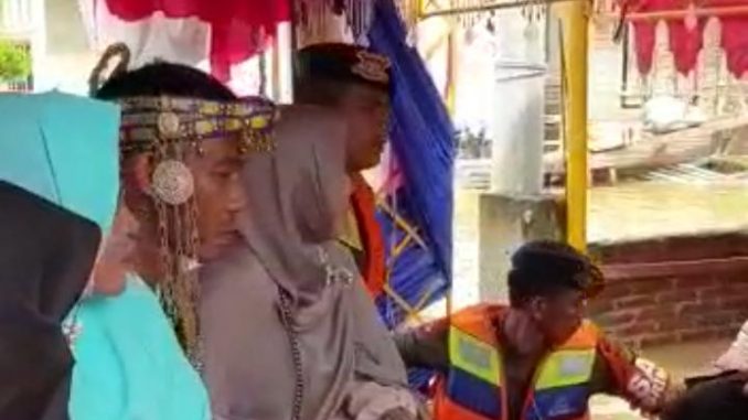 Tim SAR Brimob Kawal Warga yang Menikah Ditengah Luapan Banjir di Sidrap