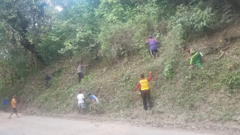 Peduli Lingkungan, Kapolsek Tondong Tallasa Ajak Warga Bersihkan Jalan