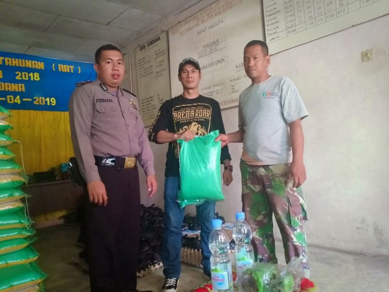 Aparat Polsek Cendana Kawal Ketat Pendistribusian Bansos di Kecamatan Cendana