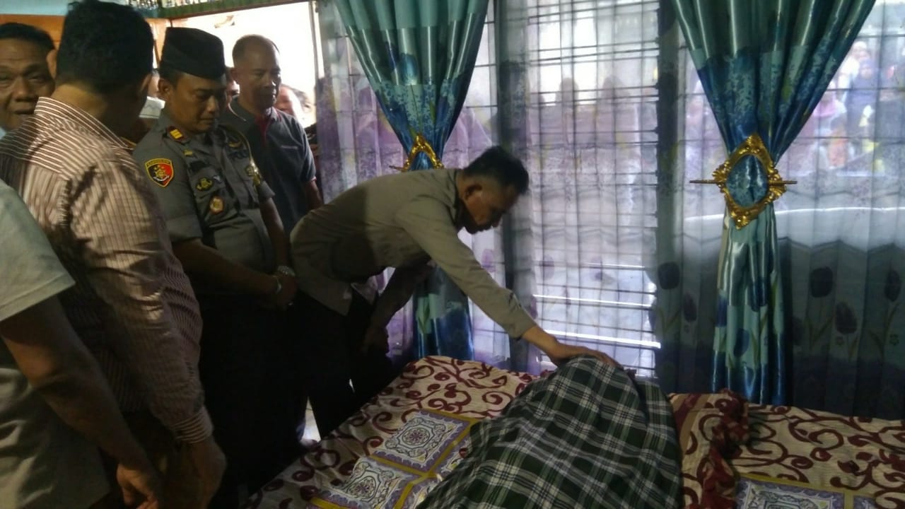 Turut Berduka, Kapolsek Palangga bersama Anggota Ramai-Ramai Melayat Kerumah Rekannya yang Berduka
