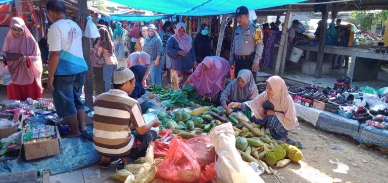 Masuk Pasar, Bhabinkamtibmas Polsek Balocci Ini Himbau Pengunjung Berhati-hati dengan Barany Bawaan