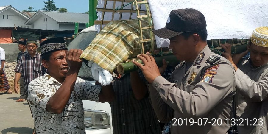 Tidak Sekadar Melayat, Bhabinkamtibmas Ini juga Ikut Mengusung Jenazah ke Pemakaman
