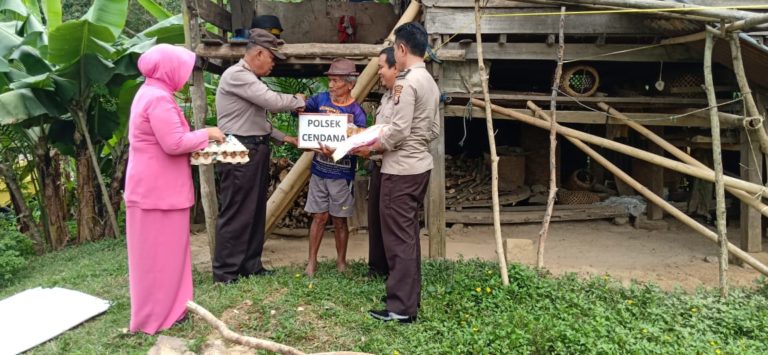 Gelar Bakti Sosial, Kapolsek Cendana Berikan Bantuan Sembako kepada Warga Miskin di Desa Pundi Lemo