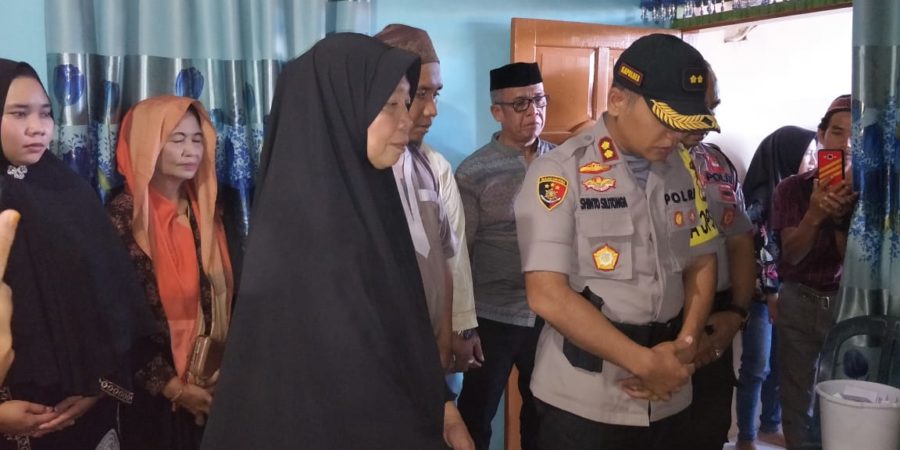 Turut Berbela Sungkawa, Kapolres Melayat Kerumah Anggotanya yang Meninggal