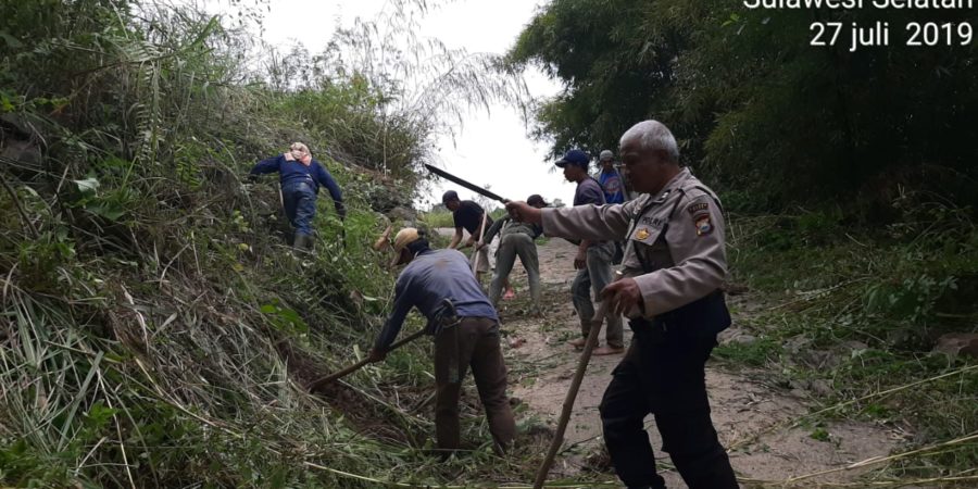 Peduli Lingkungan, Bhabinkamtibmas Polsek Tombolopao bersama Warga Gotong Royong Bersihkan Lingkungan