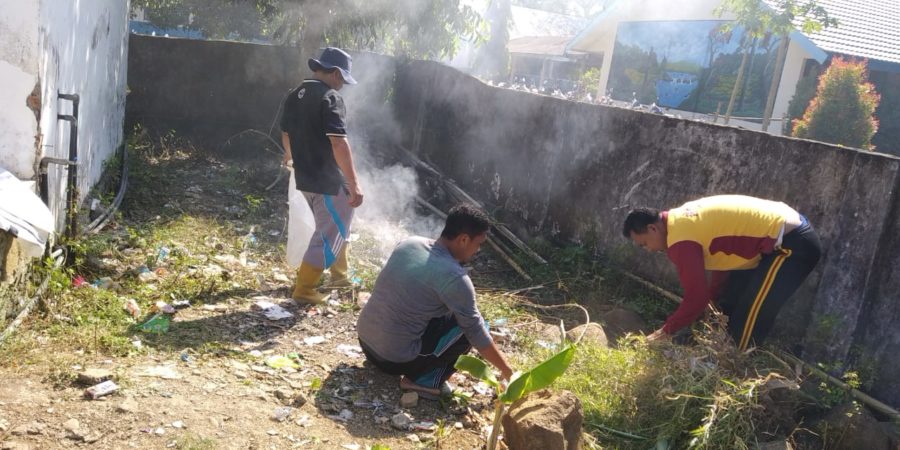Jalin Keakraban, Bhabinkamtibmas Polsek Bajeng Bersih Bersih Kantor Desa bersama Warga