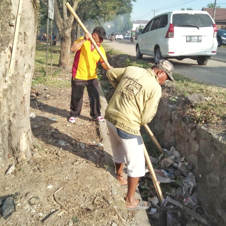 Pererat Silaturahmi, Bhabinkamtibmas Watang Pulu bersama Warga Kerja Bakti Bersihkan Lingkungan