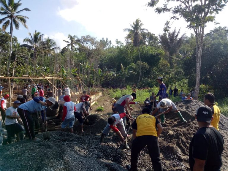 Personil Polsek Malua bersama Warga Gotong Royong Bangun Masjid