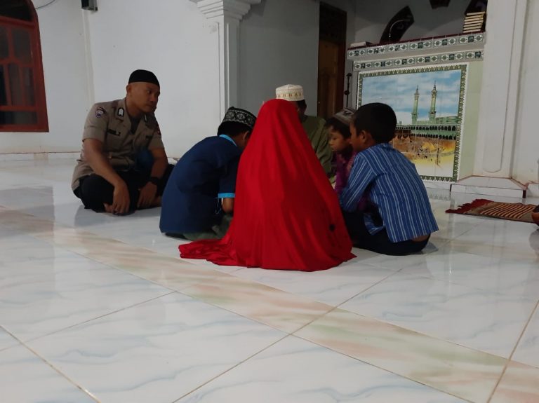 Peduli Generasi Muda, Bhabinkamtibmas Polsek Pitu Riase Luangkan Waktu Ajari Anak Anak Mengaji