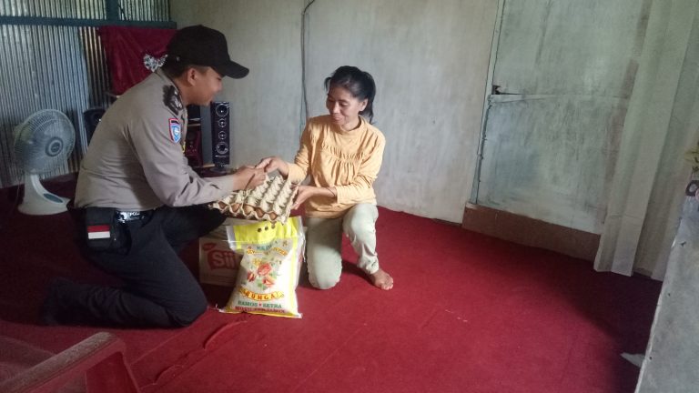 Berikan Bantuan Sembako, Wujud Kepedulian Bhabinkamtibmas Polsek Enrekang kepada Warga Kurang Mampu