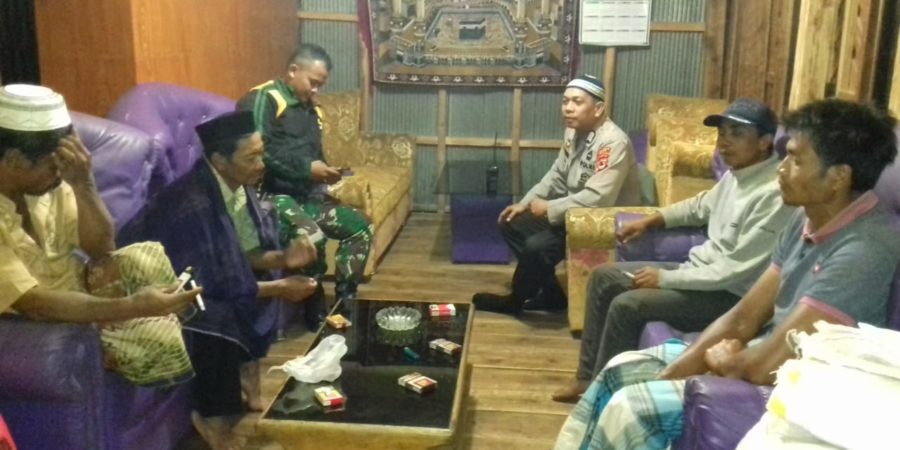 Kompak! Bhabinkamtibmas bersama Babinsa Sapa Warga dengan Patroli Dialogis