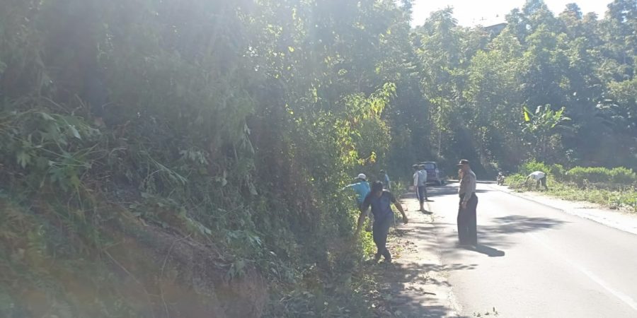 Peduli Kebersihan, Bhabinkamtibmas Polsek Tompobulu bersama Warga Kerja Bakti Bersihkan Lingkungan