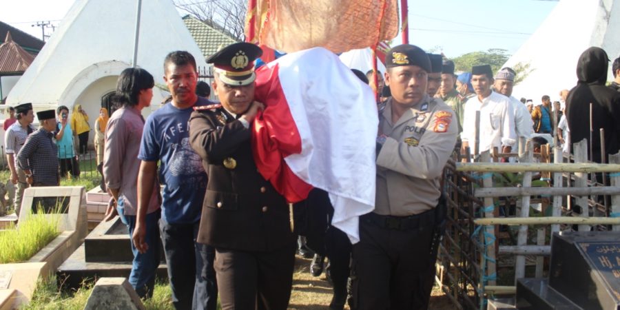 Penghormatan Terakhir, Kapolres Gowa Usung Jenazah Purnawirawan Polri Ke Liang Lahat