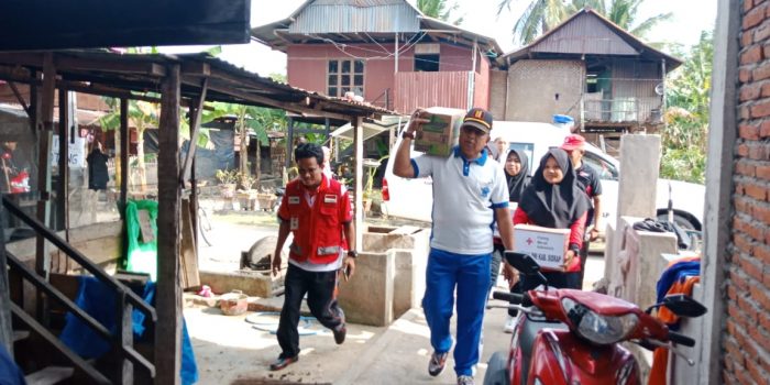 Tunjukkan Rasa Empati, Kapolsek Baranti Berikan Bantuan kepada Korban Kebakaran