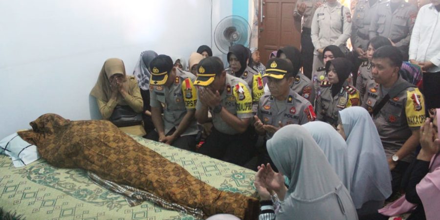 Turut Bela Sungkawa, Kapolres Gowa Luangkan Waktu Melayat Kerumah Keluarga Wakapolresnya
