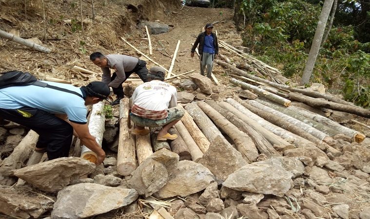 Begini Kompaknya Polisi dan Warga di Gowa, Bahu Membahu Bangun Jembatan di Desa Rappolemba