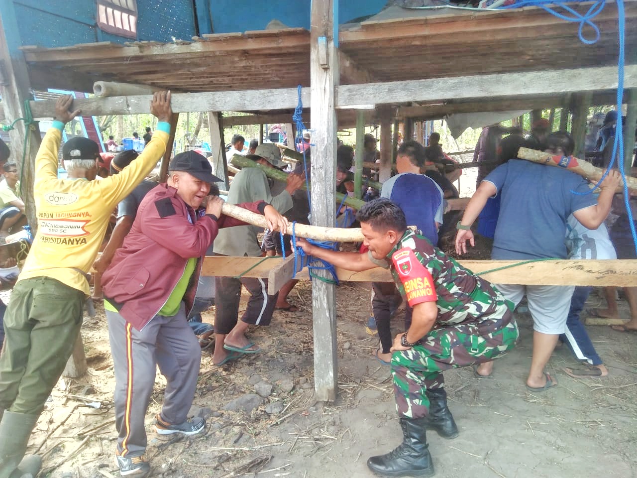 Bangun Semangat Gotong Royong, Bhabinkamtibmas bersama Warga Pindahkan Rumah Warga