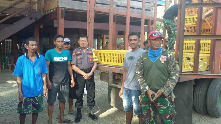 Pastikan Tepat Sasaran, Bhabinkamtibmas Polsek Dua Pitue Kawal Penyaluran Bansos di Desa Kalosi Alau