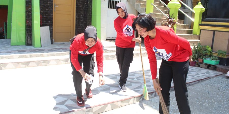 Begini Aksi Bersih-bersih Polwan Polres Bone di Mesjid Djami Al Istiqamah