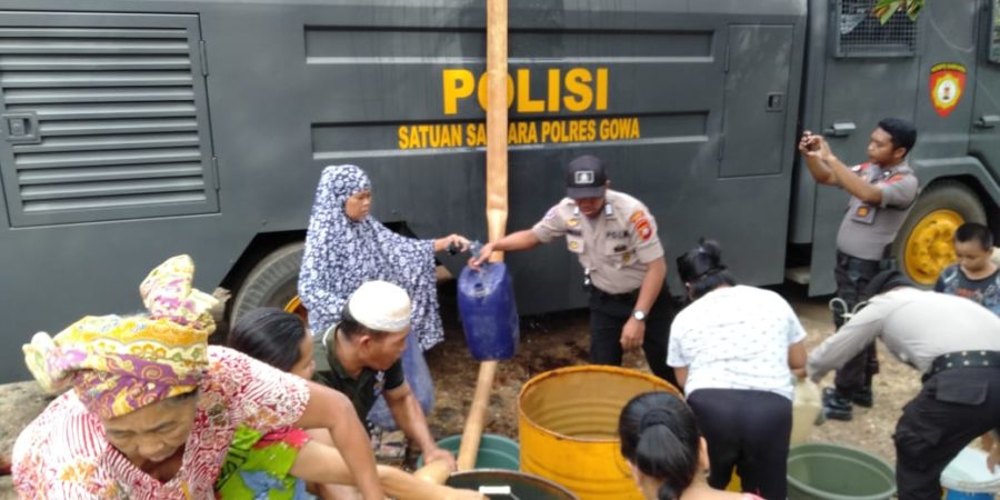 Desa Timbuseng Dilanda Kekeringan, Polres Gowa Turunkan Mobil Water Canon Pasok Air Bersih