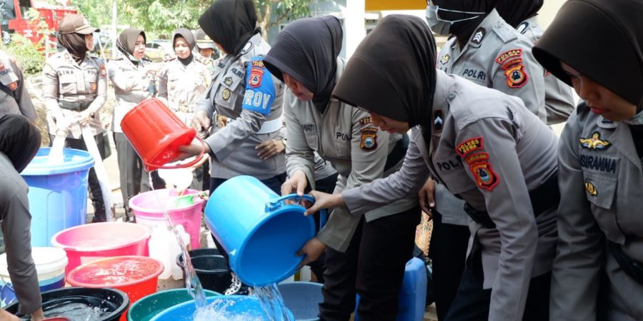 Polres Gowa Terjunkan Polwan Pasok Air Bersih di Daerah yang Dilanda Kekeringan