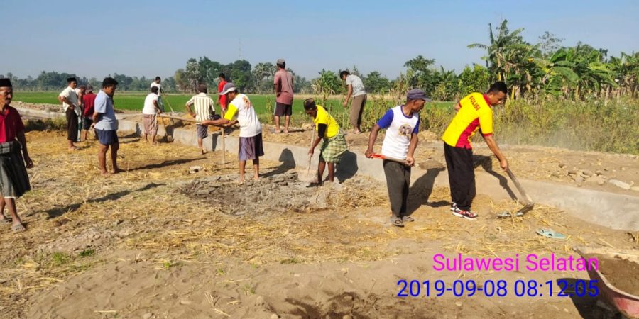 Bhabinkamtibmas Polsek Bajeng bersama Warga Kerja Bakti Bangun Jalan Desa