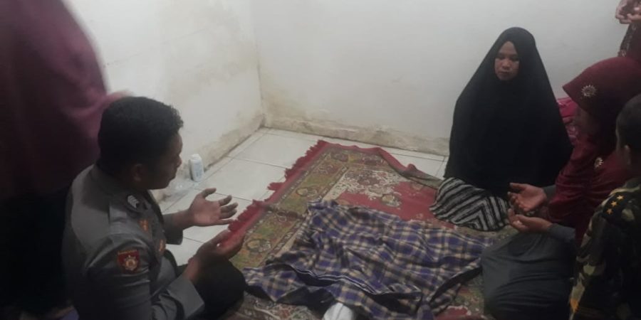 Turut Berduka Cita, Bhabinkamtibmas Polsek Barombong Melayat Kerumah Warga yang Meninggal