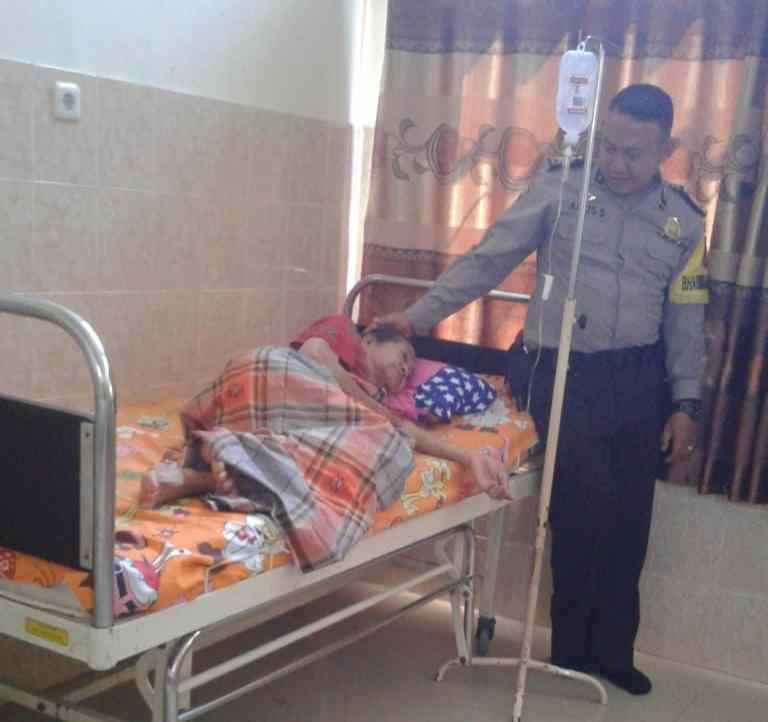 Polisi Peduli, Bhabinkamtibmas Polsek Dua Pitue Jenguk Warganya yang Terbaring Sakit di Puskesmas