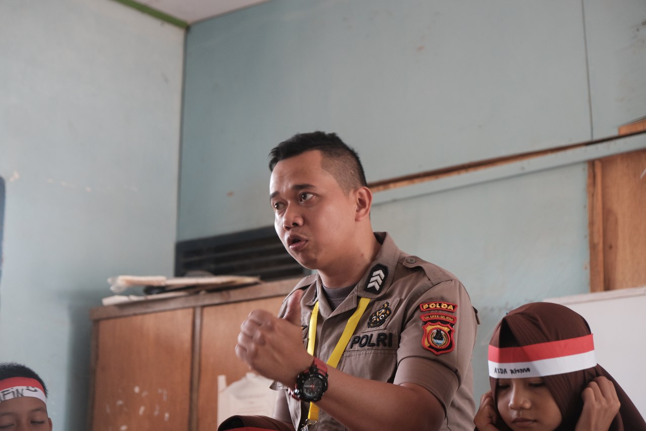 Masuk Sekolah, Brigpol Fachry Bagikan Pengalaman kepada Murid SDI Balangpunia Gowa