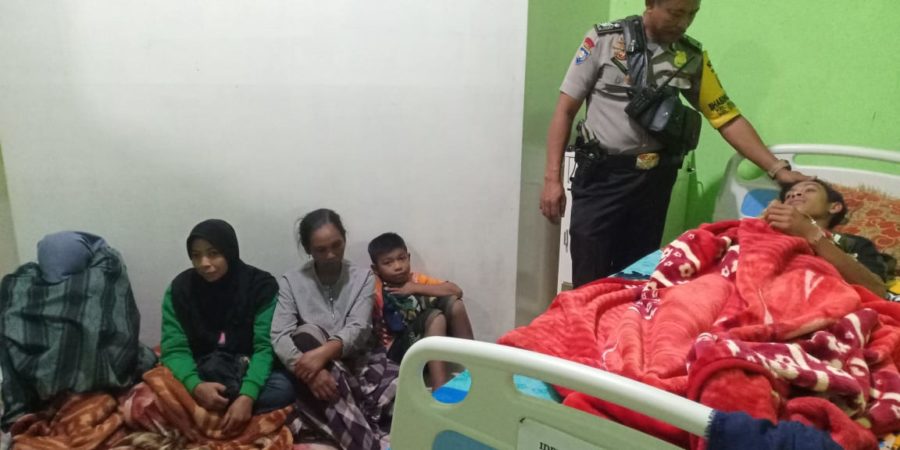 Dengar Kabar Warganya Sakit, Bripka Suardi Segera Pergi Menjenguk