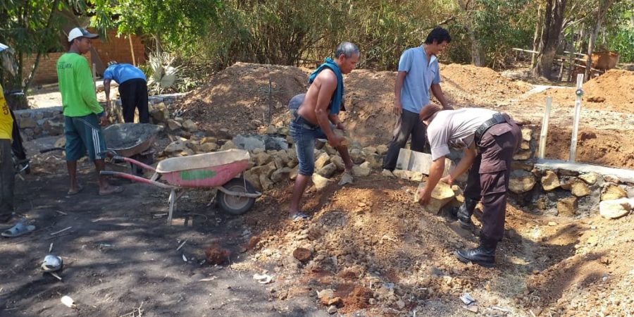 Sambangi Warga, Bhabinkamtibmas Ini Ikut Membantu Warga Membangun Rumah