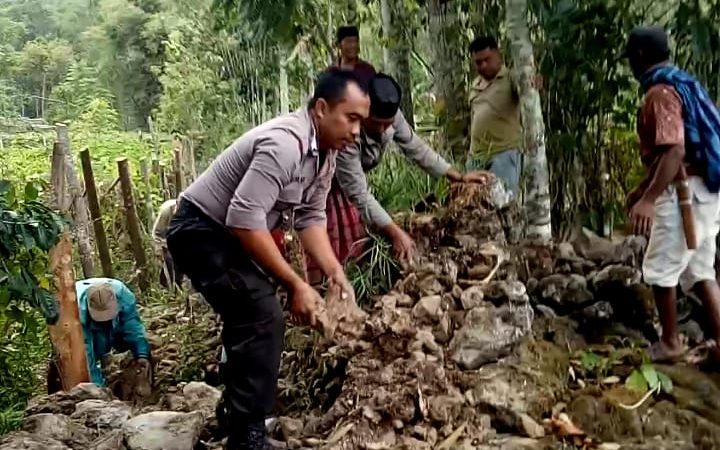 Dekatkan Diri dengan Warga, Bhabinkamtibmas Polsek Tompobulu Gotong Royong Buat Jalan Tani