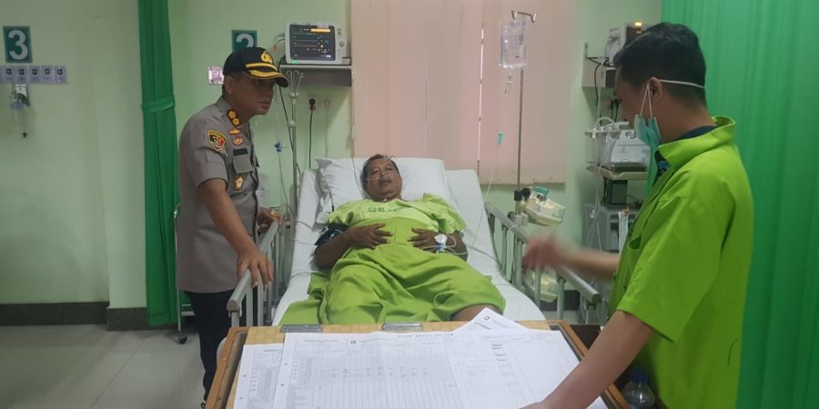 Jenguk Anggotanya yang Sakit, Wujud Kepedulian Kapolres Gowa kepada Bawahan