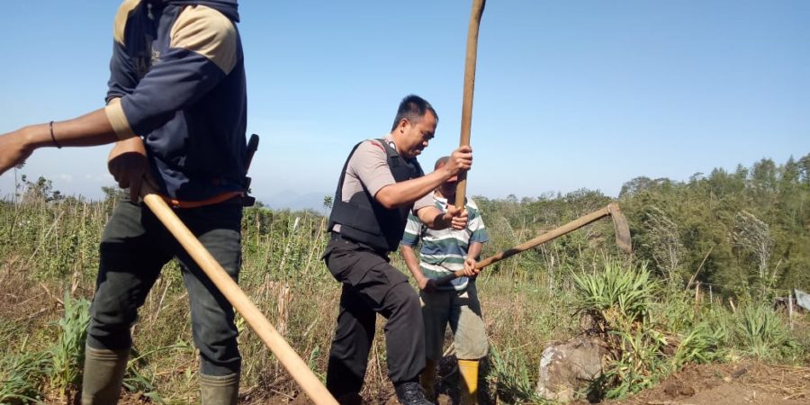 Bhabinkamtibmas Polsek Tompobulu bersama Warga Gotong Royong Bangun Jalan Tani