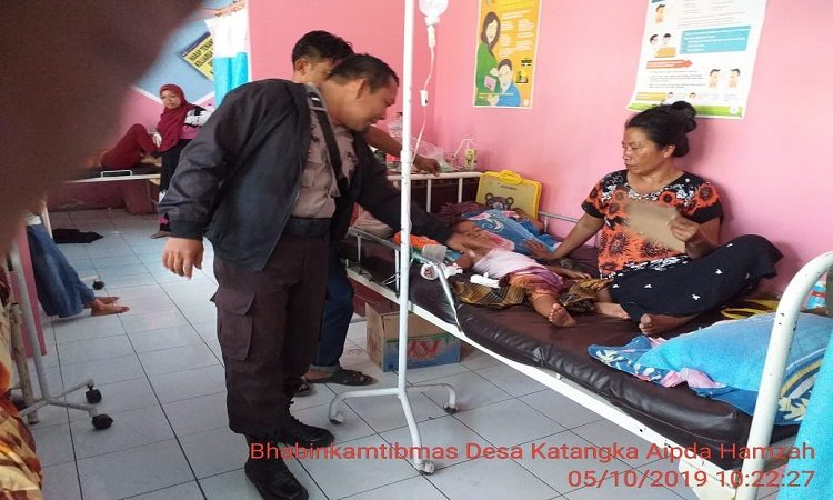 Jenguk Warganya yang Sakit, Bukti Kepedulian Bhabinkamtibmas Polsek Bontonompo kepada Masyarakat