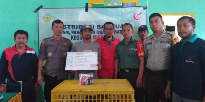 Kapolsek Tondong Tallasa Kawal Pendistribusian Bansos di Kantor Desa Tondong Kura