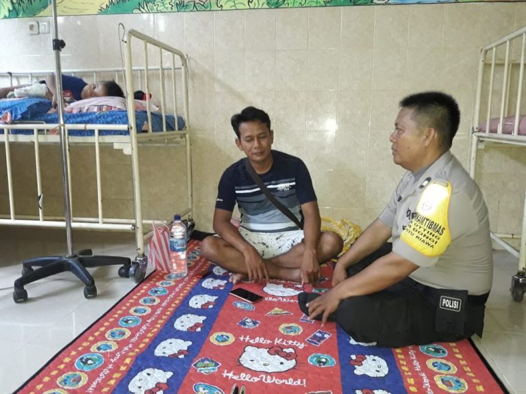 Polisi Peduli, Bhabinkamtibmas Polsek Dua Pitue Jenguk Warganya yang Sakit