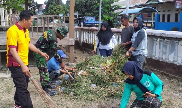 Bhabinkamtibmas Polsek Barombong bersama Warga Gotong Royong Bersihkan Saluran Air