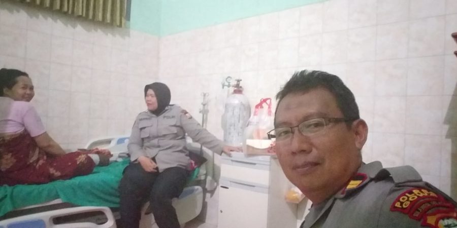 Peduli Bawahan, Kapolsek Tompobulu Besuk Istri Anggotanya yang Melahirkan