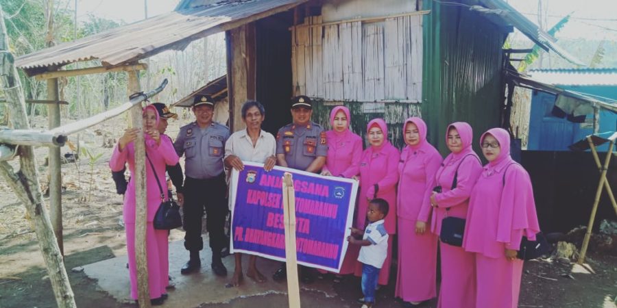 Peduli Warga Miskin, Polsek Bontomarannu bersama Bhayangkari Beri Bantuan kepada Penyandang Tuna Netra