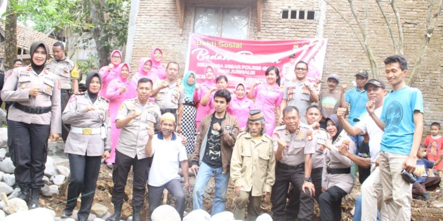 Kunjungi Kakek Dg. Baco, Polres Gowa Hadiahkan Sang Kakek Bedah Rumah