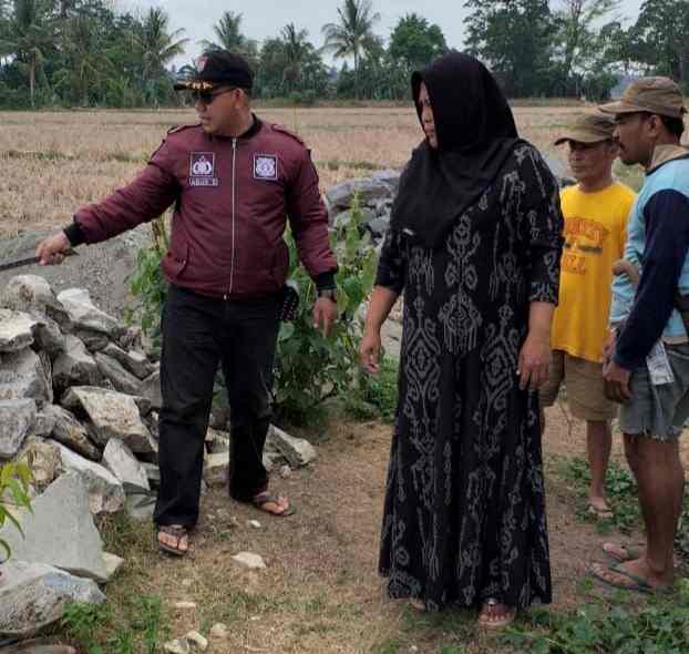 Pastikan Sesuai Prosedur, Bhabinkamtibmas Polsek Dua Pitue Pantau Proyek Desa