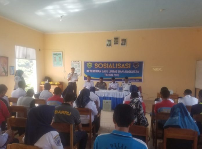 Tanamkan Budaya Tertib Berlalu Lintas, Polres Barru Sambangi Sekolah